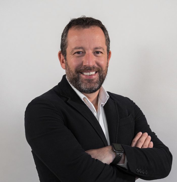 Homme souriant en costume, Novela Façades.