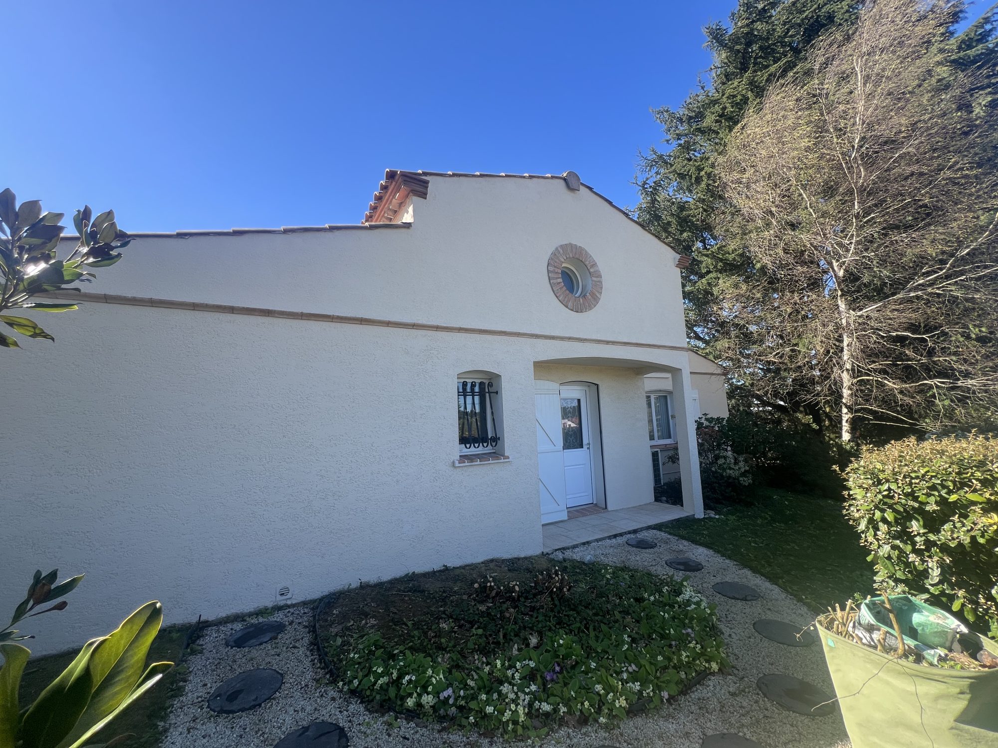 Façade de maison enduite blanche rénovée par Novela Façades