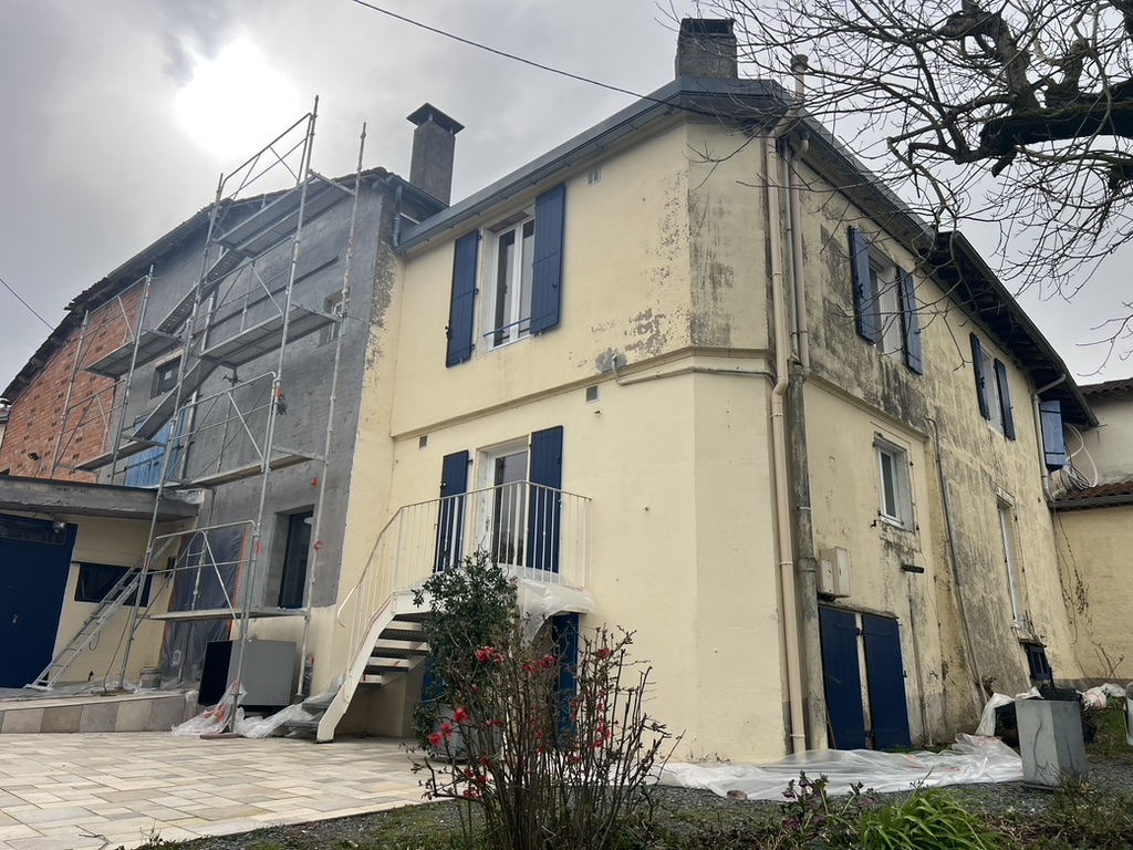 Façade de maison à rénover avec échafaudage, intervention Novela Façades
