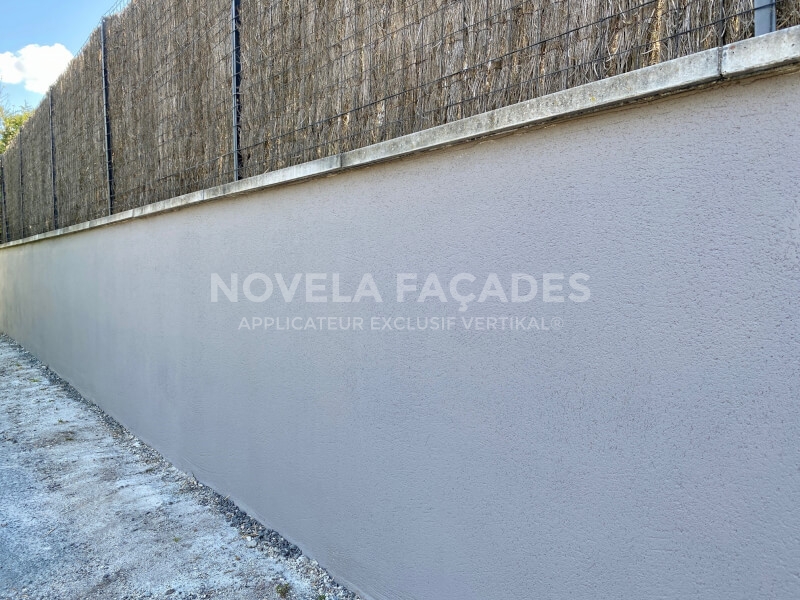 Mur en béton blanc, Novela Façades.
