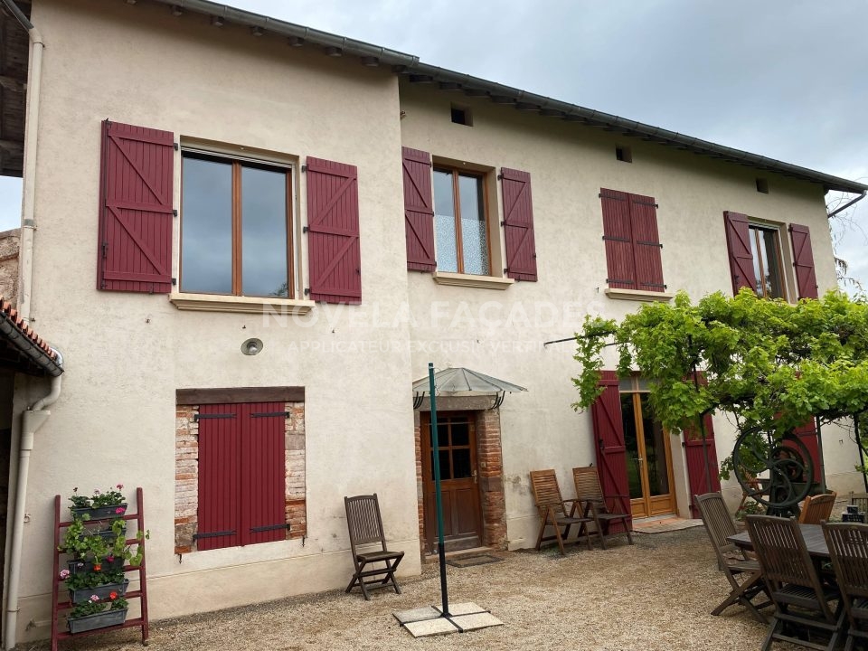 Façades rouges fenêtres maison Novela