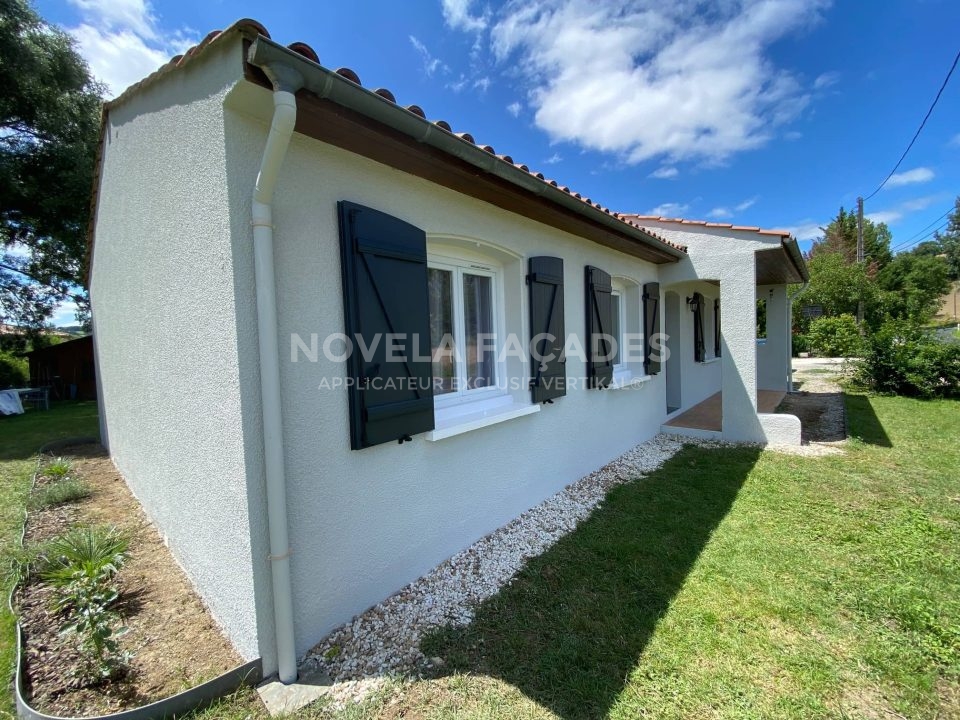 Maison blanche avec volets verts, Novela Façades.