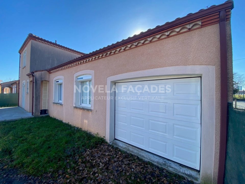 Novela Façades Maison avec porte de garage blanche