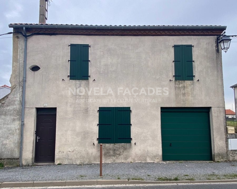 Façades maison verte fenêtres portes