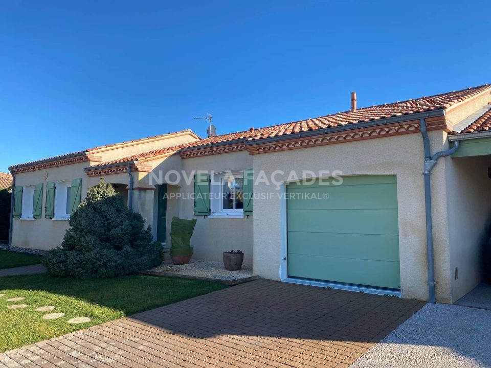 Maison avec Novela Façades vertes et tuiles rouges.
