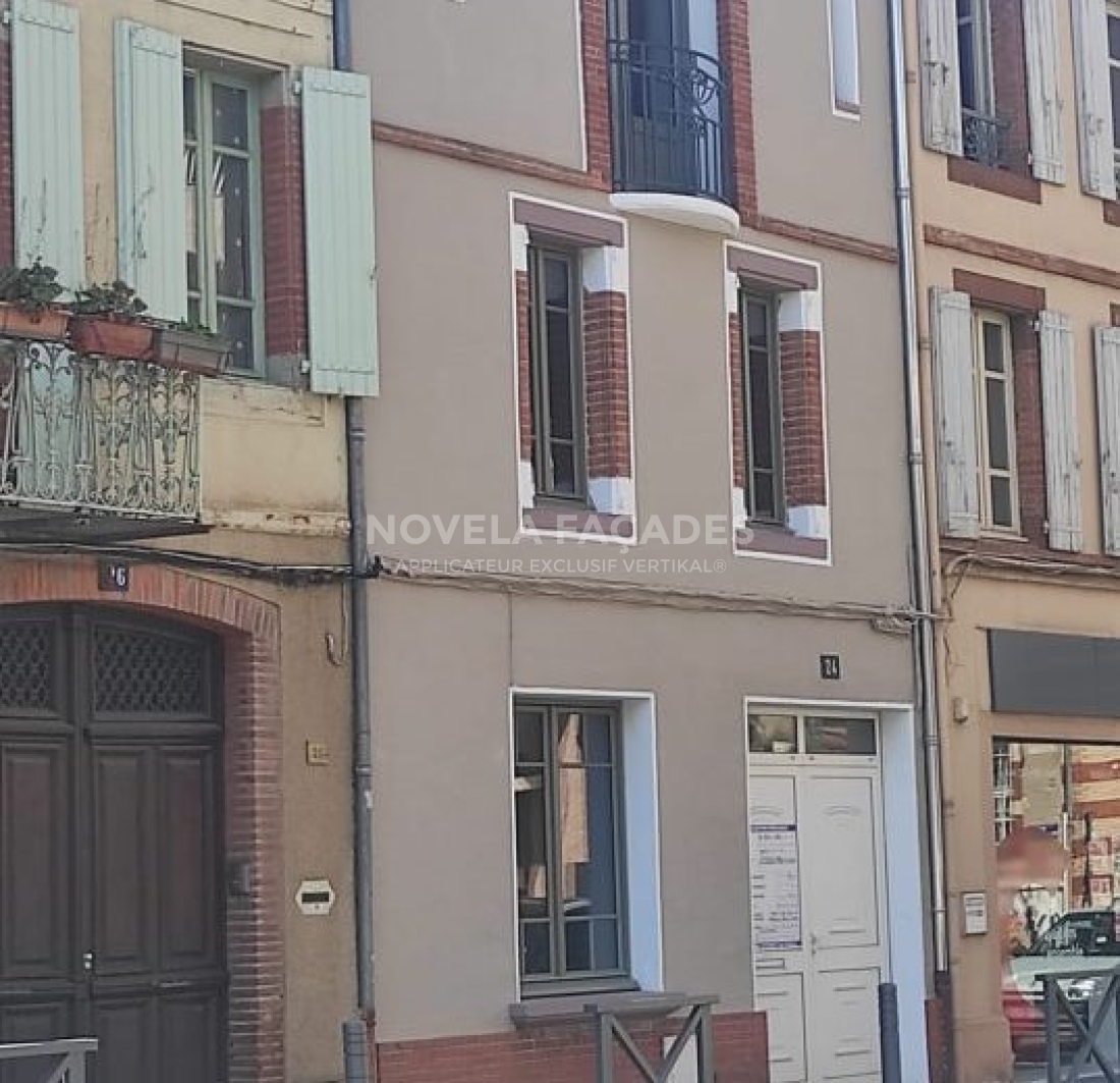 Façades de bâtiments, fenêtres, volets, portes, rue.