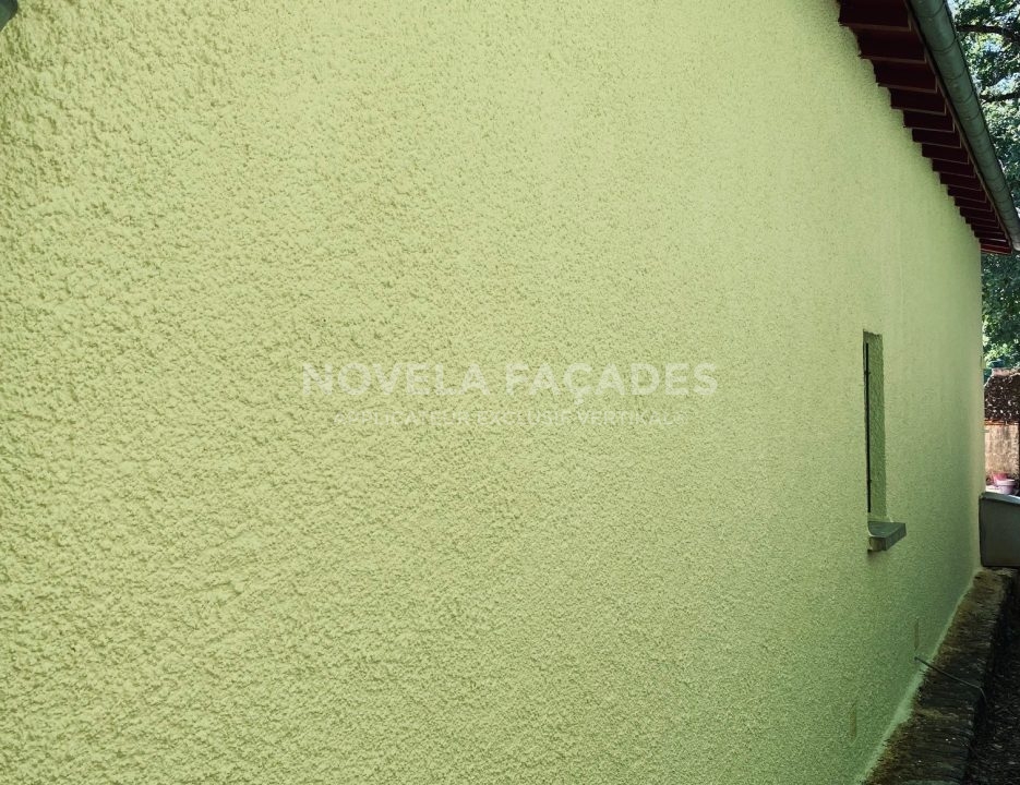 Façade jaune texturée de Novela.