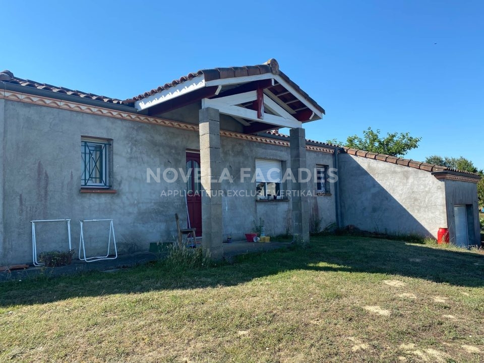 Façades Novela Maison en béton avec fenêtres et porte.