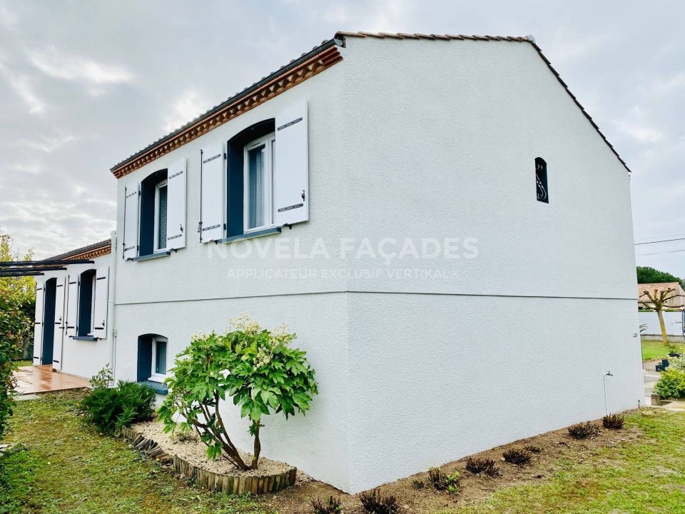 Maison blanche avec volets bleus, Novela Façades.