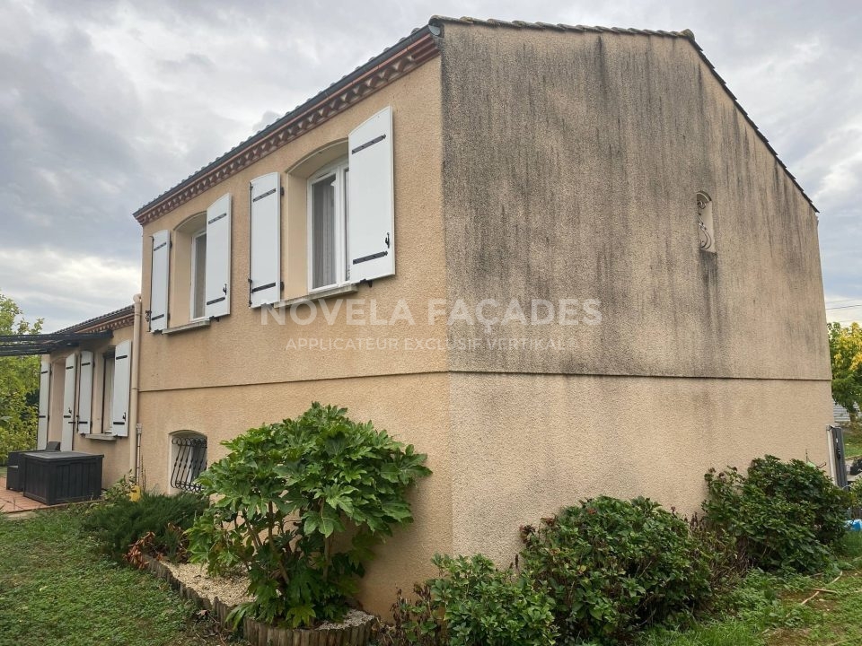 Maison avec Novela Façades et volets blancs.