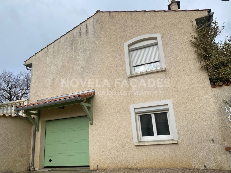 Façade de maison avec porte verte et fenêtres